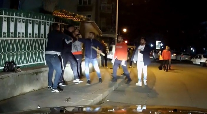 Sopa, yumruk ve tekmelerin havada uçuştuğu kavga anbean kameraya yansıdı -3