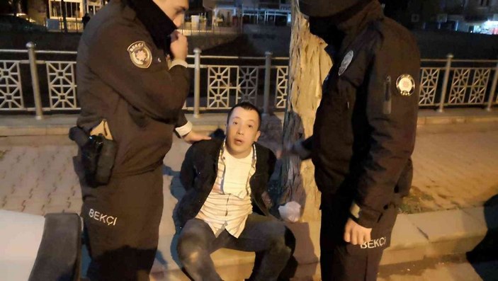 Sopa, yumruk ve tekmelerin havada uçuştuğu kavga anbean kameraya yansıdı -10