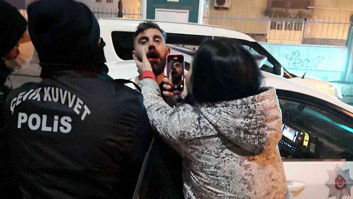 Sopa, yumruk ve tekmelerin havada uçuştuğu kavga anbean kameraya yansıdı -4