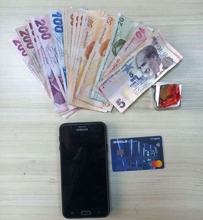 Çaldığı kredi kartı ile alışverişi kısa sürdü -1