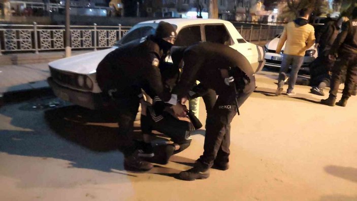 Sopa, yumruk ve tekmelerin havada uçuştuğu kavga anbean kameraya yansıdı -5