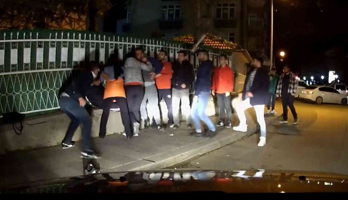 Sopa, yumruk ve tekmelerin havada uçuştuğu kavga anbean kameraya yansıdı -2