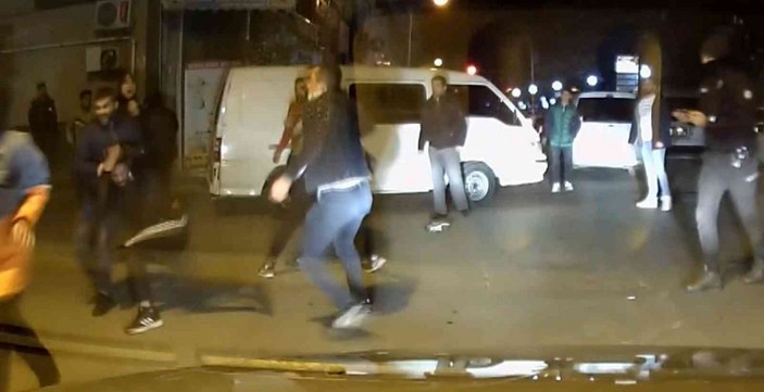 Sopa, yumruk ve tekmelerin havada uçuştuğu kavga anbean kameraya yansıdı -8