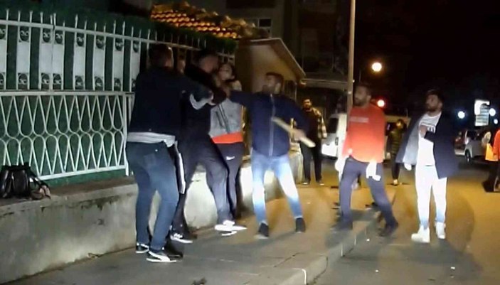 Sopa, yumruk ve tekmelerin havada uçuştuğu kavga anbean kameraya yansıdı -1