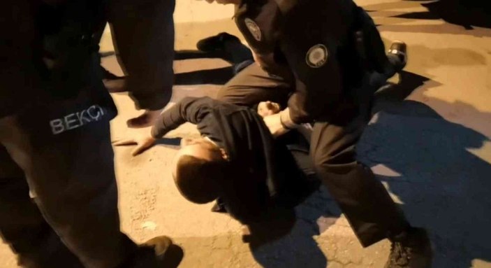Sopa, yumruk ve tekmelerin havada uçuştuğu kavga anbean kameraya yansıdı -11