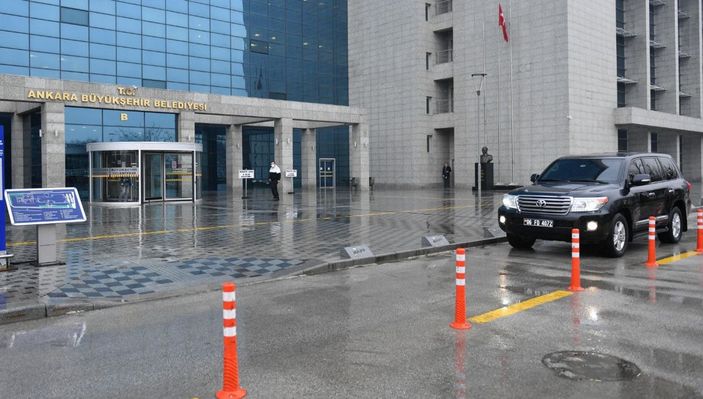 Melih Gökçek, kullandığı zırhlı aracı belediyeye iade etti -2