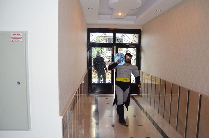 'Batman' kıyafetiyle su satıyor -5