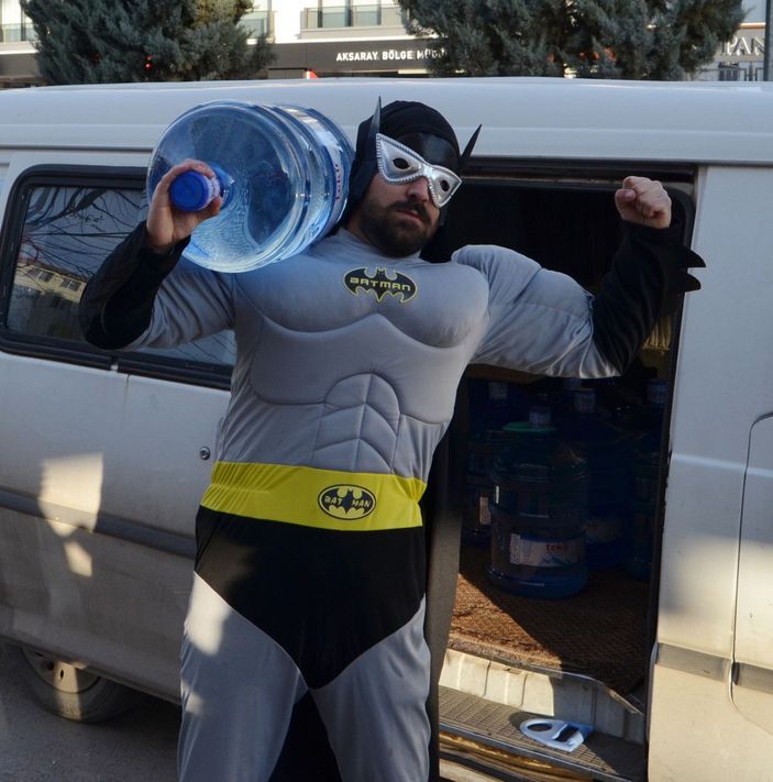 'Batman' kıyafetiyle su satıyor -7