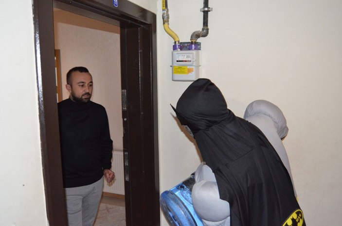 'Batman' kıyafetiyle su satıyor -2