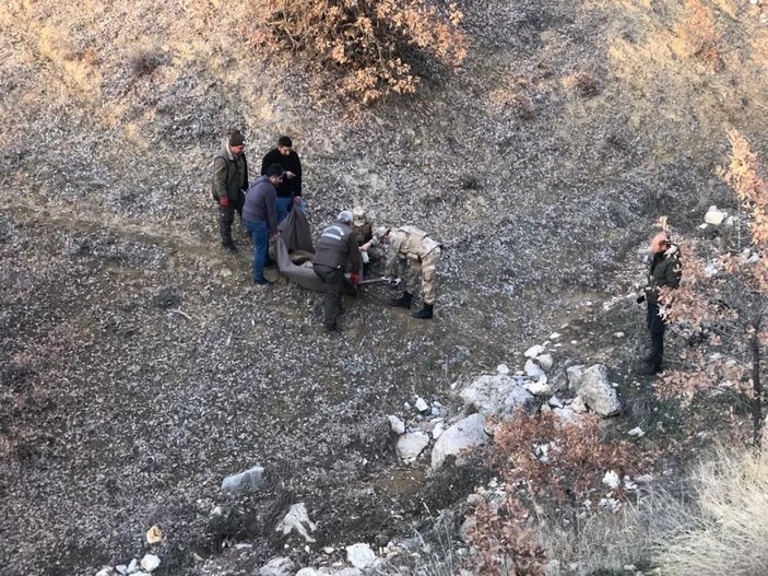Kayalıklarda sıkışan yaralı dağ keçisi kurtarıldı -3