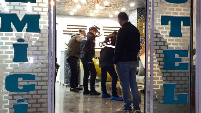 Kocaeli'de otel odasında ölü bulunan kadının katil zanlısını annesi yakalattı