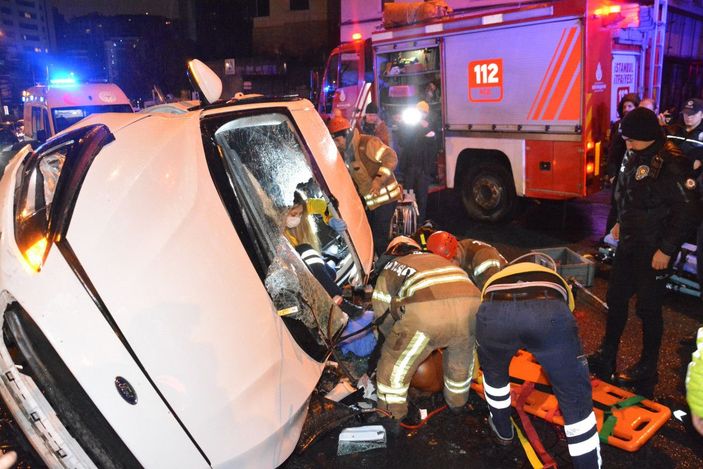 d Beşiktaş'ta sürücüsünün kontrolünü kaybettiği otomobil yan yattı: 2 yaralı
