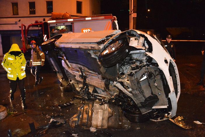 d Beşiktaş'ta sürücüsünün kontrolünü kaybettiği otomobil yan yattı: 2 yaralı