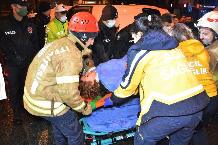 d Beşiktaş'ta sürücüsünün kontrolünü kaybettiği otomobil yan yattı: 2 yaralı