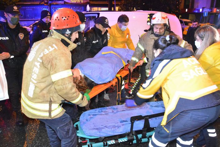 d Beşiktaş'ta sürücüsünün kontrolünü kaybettiği otomobil yan yattı: 2 yaralı