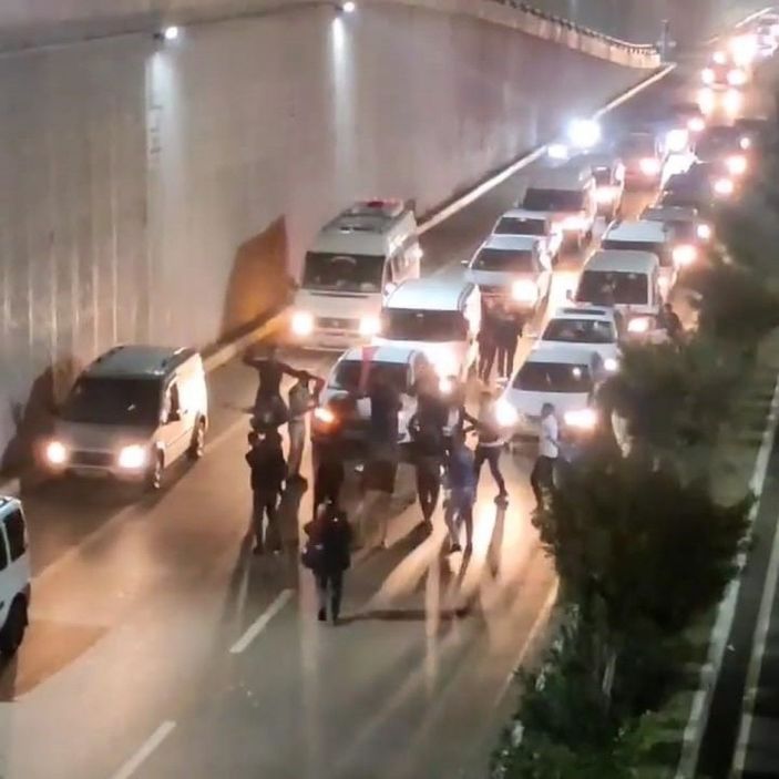 Hatay'da düğün konvoyu, trafiğe kapattığı yol üzerinde göbek attı