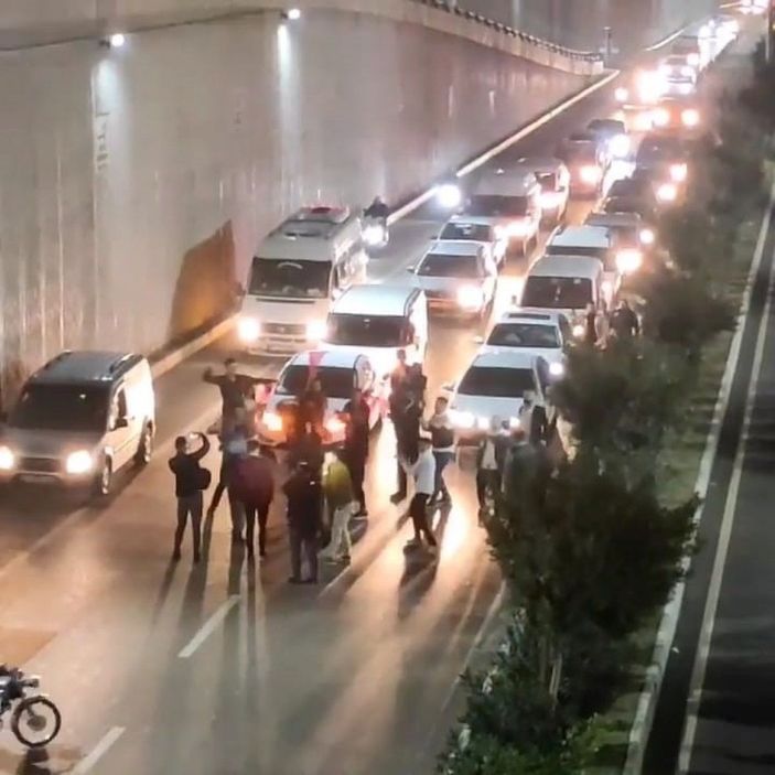 Hatay'da düğün konvoyu, trafiğe kapattığı yol üzerinde göbek attı