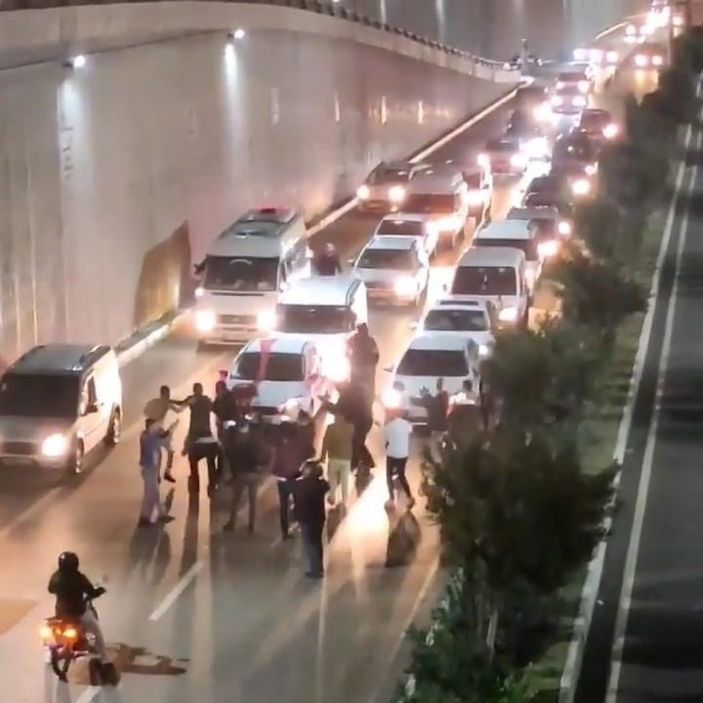 Hatay'da düğün konvoyu, trafiğe kapattığı yol üzerinde göbek attı