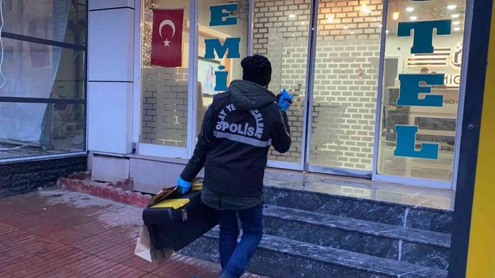 Kocaeli'de otel odasında ölü bulunan kadının katil zanlısını annesi yakalattı
