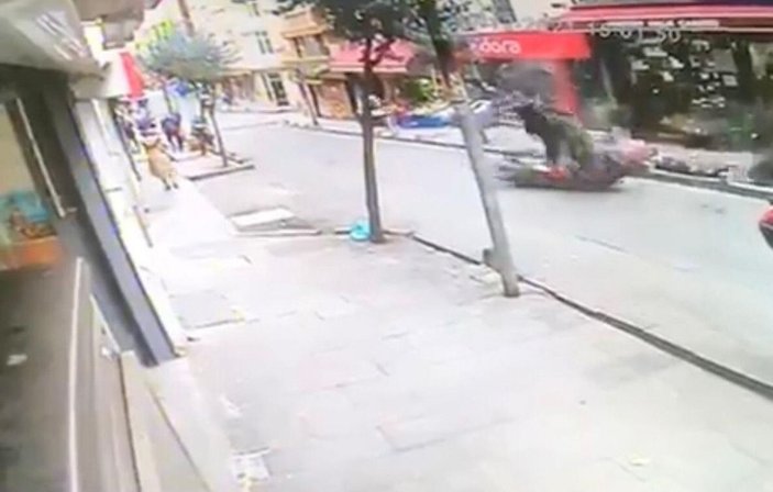 Şişli'de kaldırıma çarpan motokurye havada taklalar attı -5