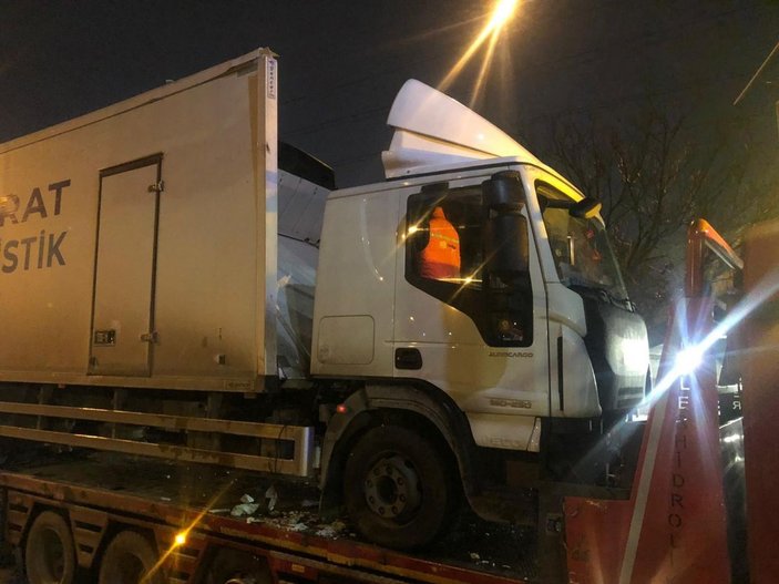 Ankara’da çekicinin taşıdığı kamyon köprüye takıldı -1