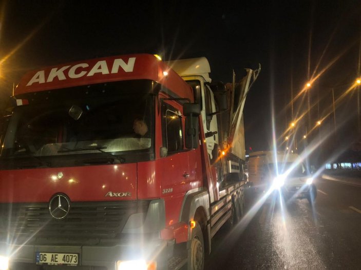 Ankara’da çekicinin taşıdığı kamyon köprüye takıldı -2