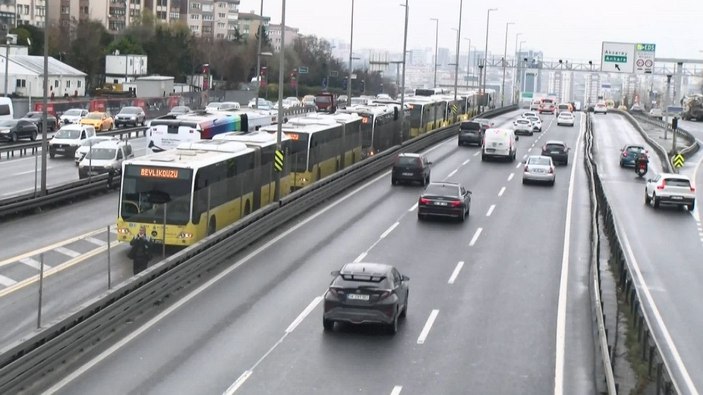Bakırköy'de arızalanan metrobüs uzun kuyruklara neden oldu -2