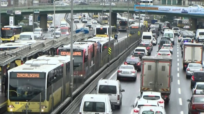 Bakırköy'de arızalanan metrobüs uzun kuyruklara neden oldu -1