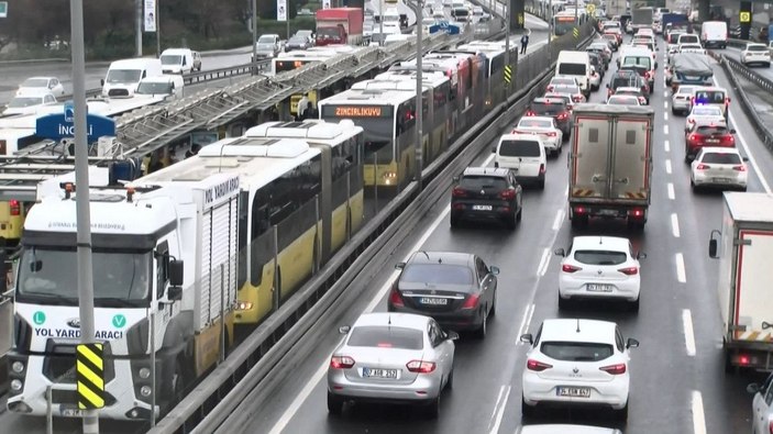 Bakırköy'de arızalanan metrobüs uzun kuyruklara neden oldu -3