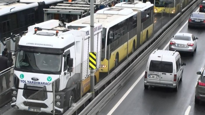 Bakırköy'de arızalanan metrobüs uzun kuyruklara neden oldu -4