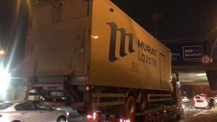 Ankara’da çekicinin taşıdığı kamyon köprüye takıldı -3