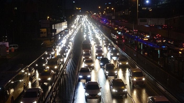 İstanbul’da trafik yoğunluğu yüzde 80’e çıktı -1