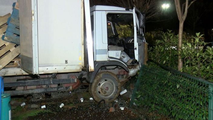 d Kartal’da freni boşalan kamyonet, ağacı ve otobüs durağını yıkarak parka daldı