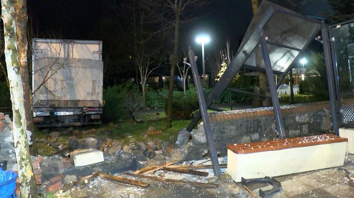 d Kartal’da freni boşalan kamyonet, ağacı ve otobüs durağını yıkarak parka daldı
