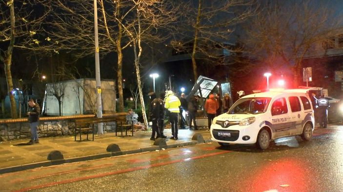 d Kartal’da freni boşalan kamyonet, ağacı ve otobüs durağını yıkarak parka daldı