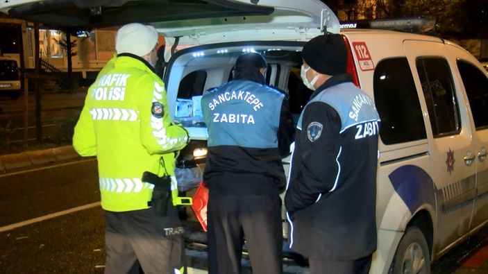 d Kartal’da freni boşalan kamyonet, ağacı ve otobüs durağını yıkarak parka daldı