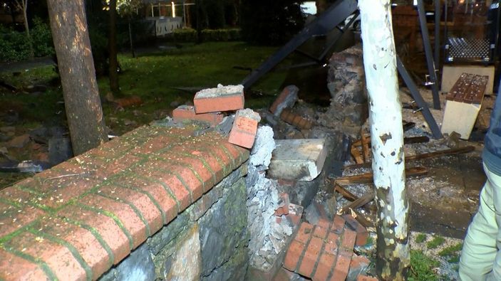 d Kartal’da freni boşalan kamyonet, ağacı ve otobüs durağını yıkarak parka daldı