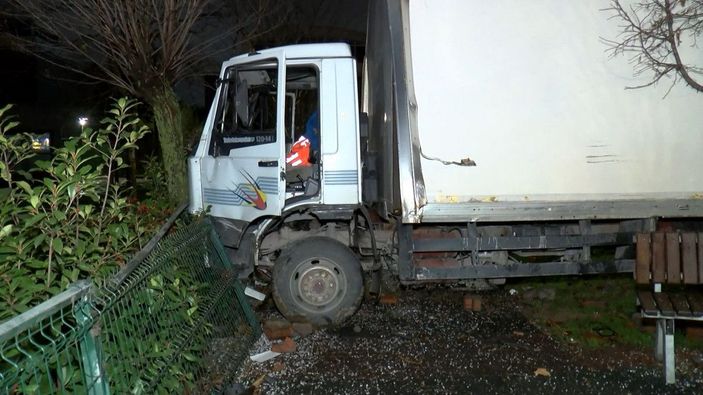 d Kartal’da freni boşalan kamyonet, ağacı ve otobüs durağını yıkarak parka daldı
