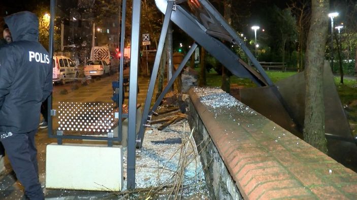 d Kartal’da freni boşalan kamyonet, ağacı ve otobüs durağını yıkarak parka daldı