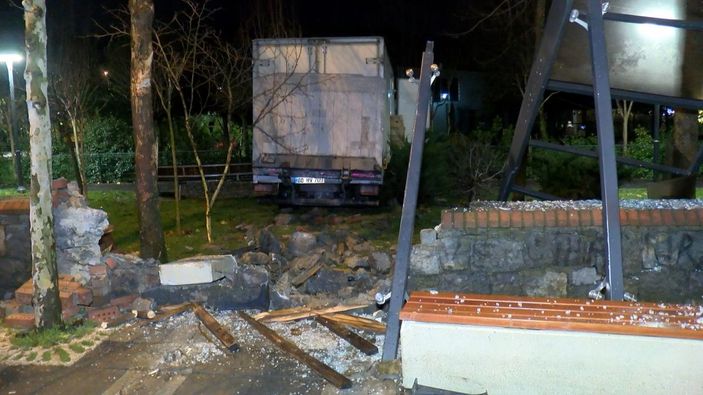 d Kartal’da freni boşalan kamyonet, ağacı ve otobüs durağını yıkarak parka daldı