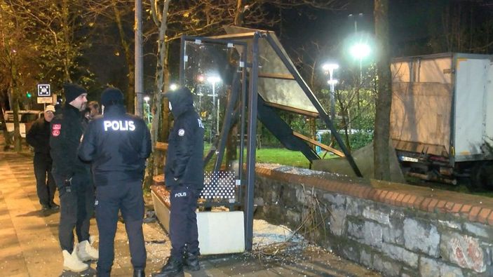 d Kartal’da freni boşalan kamyonet, ağacı ve otobüs durağını yıkarak parka daldı