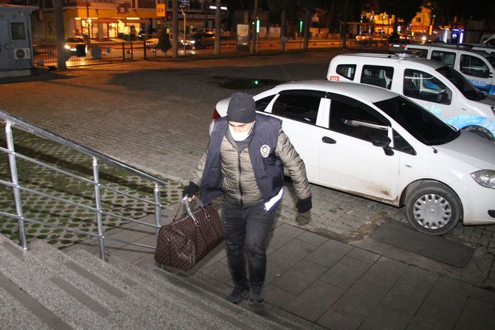 d Manisa'da 3 bin 744 adet sentetik uyuşturucu hap ele geçirildi