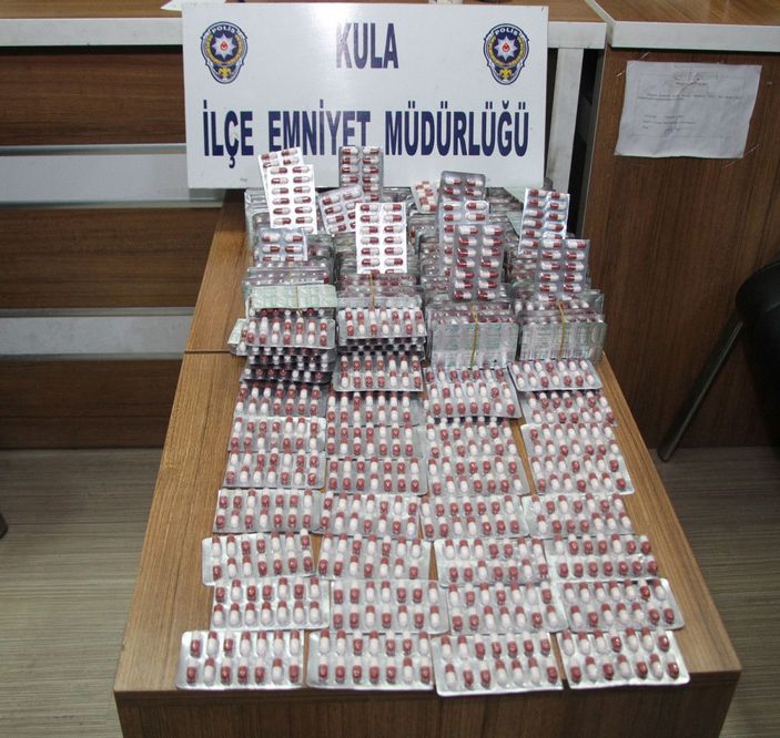 d Manisa'da 3 bin 744 adet sentetik uyuşturucu hap ele geçirildi