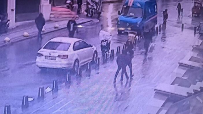 Yolda yürüyen kişinin çantasını keserek 9 bin doları çaldı -5