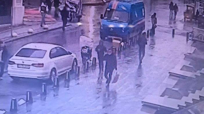 Yolda yürüyen kişinin çantasını keserek 9 bin doları çaldı -7