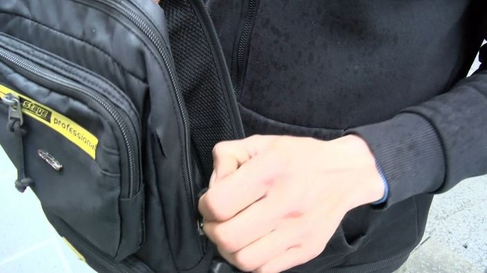 Yolda yürüyen kişinin çantasını keserek 9 bin doları çaldı -10