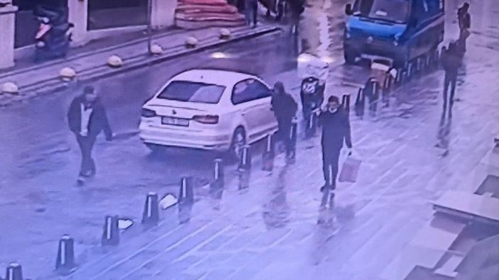 Yolda yürüyen kişinin çantasını keserek 9 bin doları çaldı -8