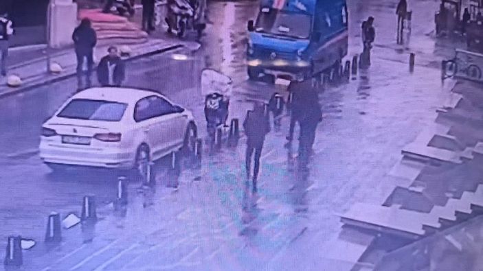 Yolda yürüyen kişinin çantasını keserek 9 bin doları çaldı -6