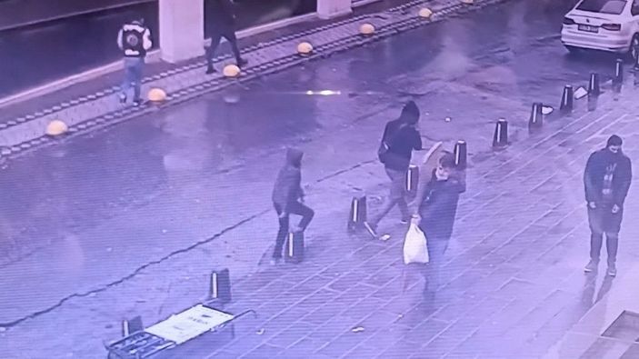 Yolda yürüyen kişinin çantasını keserek 9 bin doları çaldı -1