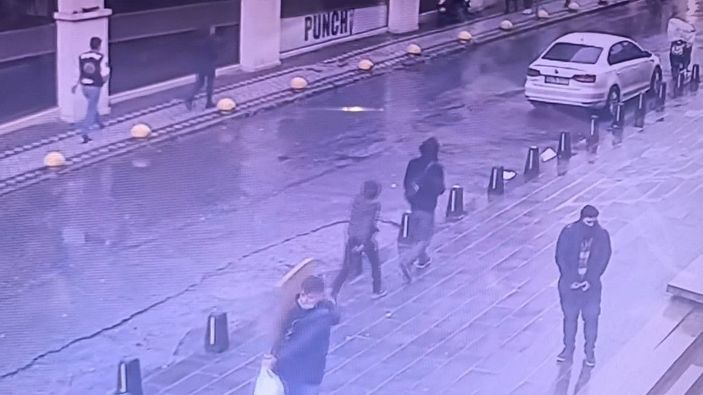 Yolda yürüyen kişinin çantasını keserek 9 bin doları çaldı -2